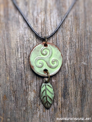 Anhänger 0021 - Triskele mit Blatt - hellgrün